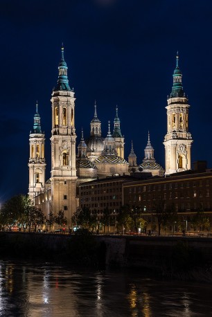 Fotografía vertical de la Basílica de Nuestra Señora del Pilar de Zaragoza nº01