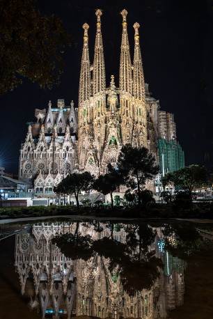 Fotografía vertical del Templo Expiatorio de la Sagrada Familia en Barcelona nº02
