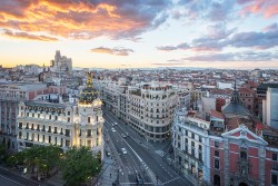 Imagen de la calle Gran vía de atardecer de Madrid nº02