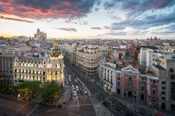 Imagen de la calle Gran vía de atardecer de Madrid nº03